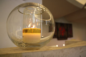 Kerze im Glashalter in der Bismarck-Gedächtnis-Kirche Aumühle