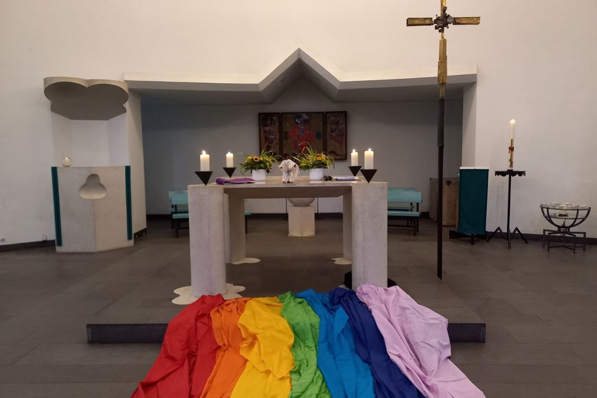 Geschmückter Altar mit bunten Tüchern zur Verabschiedung der Maxi-Kinder in der Aumühler Kirche 2024 - Copyright: Christoffer Sach