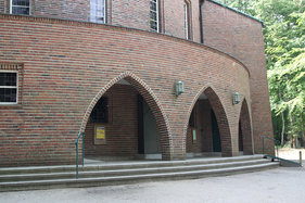 Der Eingang der Bismarck-Gedächtnis-Kirche Aumühle
